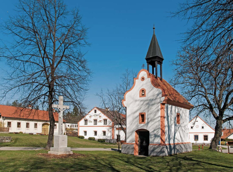Holašovice – štítová kaple, stav v roce 2017, foto Michaela Špinarová Holašovice – štítová kaple, stav v roce 2017, foto Michaela Špinarová